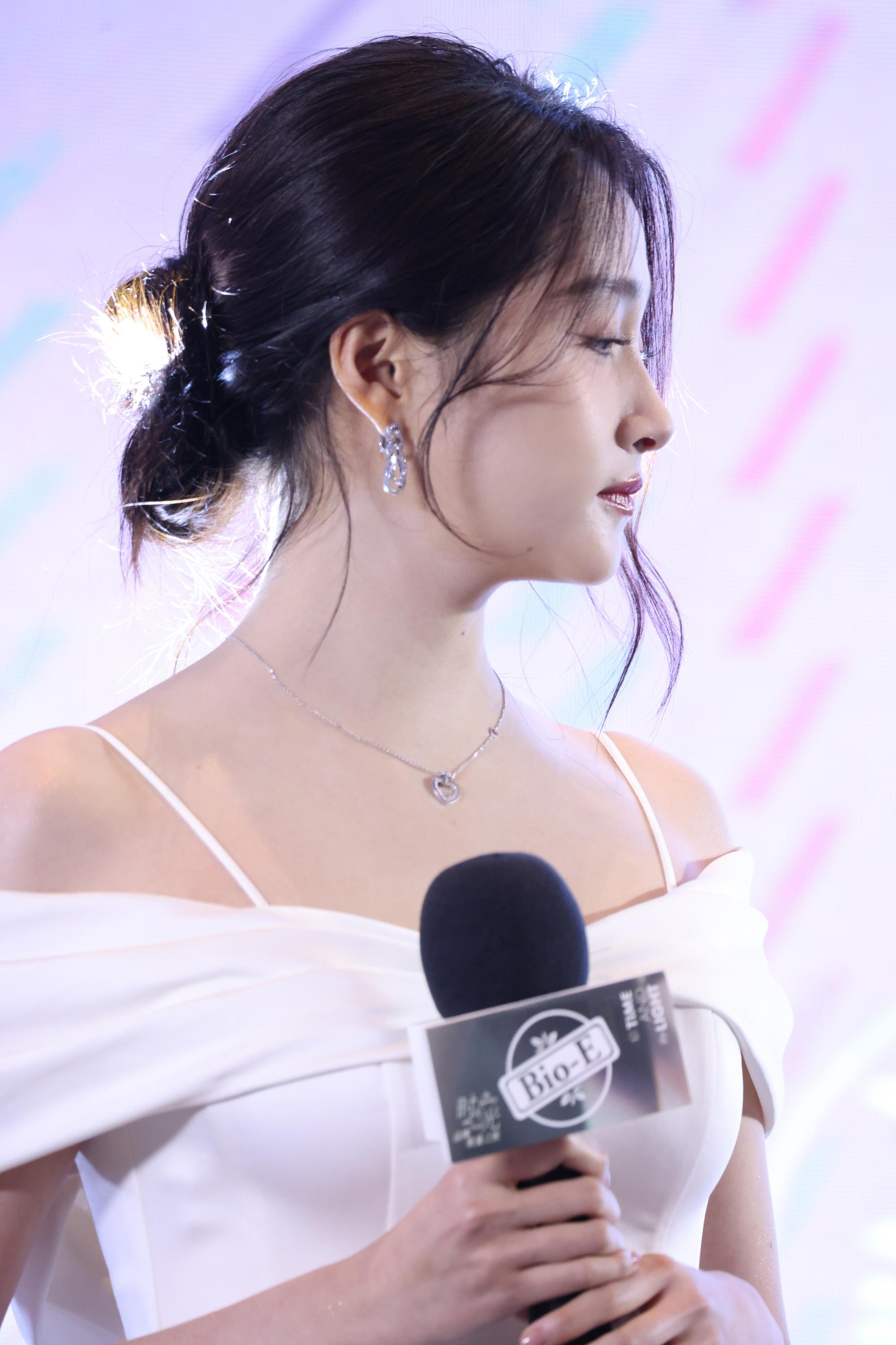 关晓彤现场漏香肩迷人生图照[7]